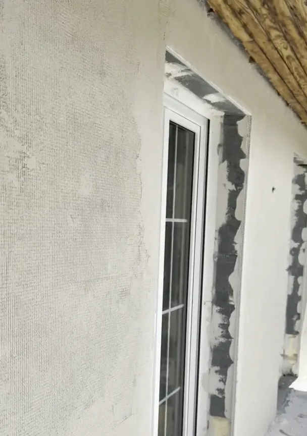 Pendant : Façade enduite autour des menuiseries.